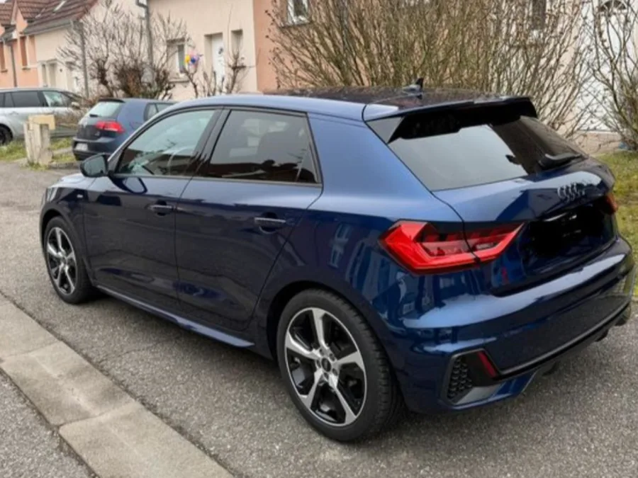 Audi A1 bleue, vue arrière trois quarts
