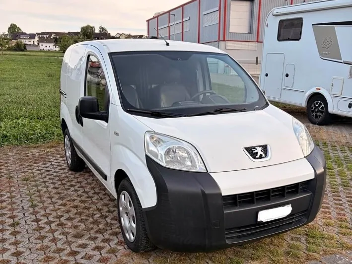 Peugeot Bipper blanc, petit véhicule utilitaire