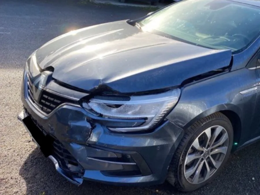 Renault Mégane grise avec dommages visibles à l’avant