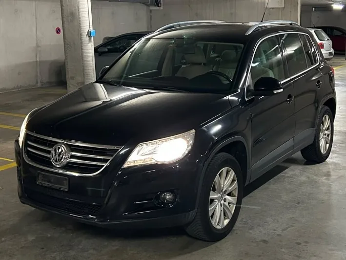 Volkswagen Tiguan noir, vue avant trois quarts dans un parking