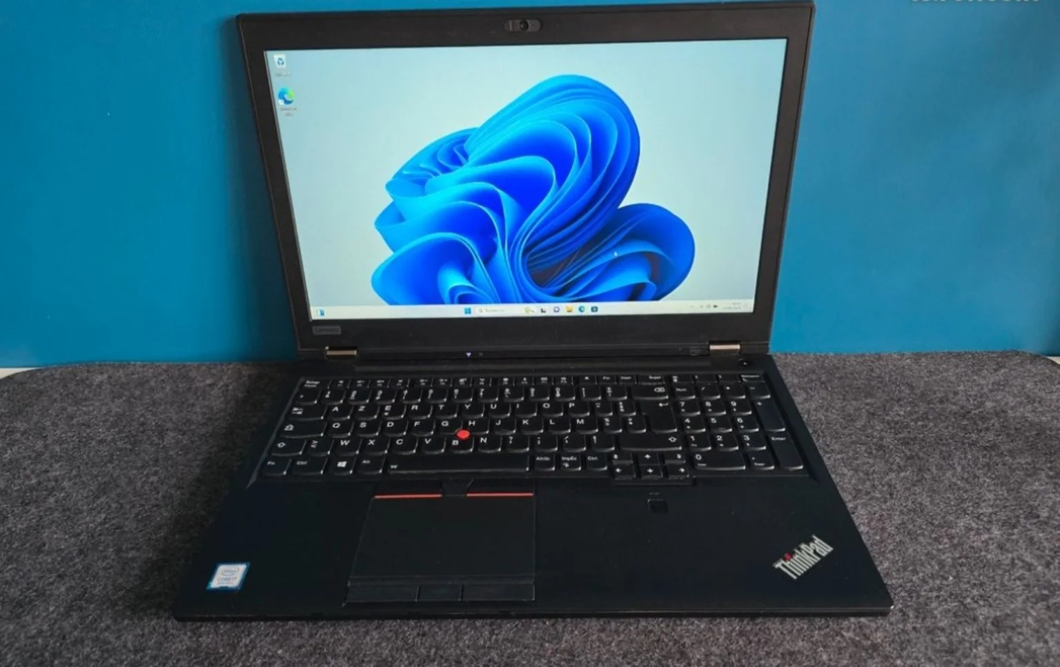 Ordinateur portable Lenovo ThinkPad noir ouvert avec Windows à l’écran