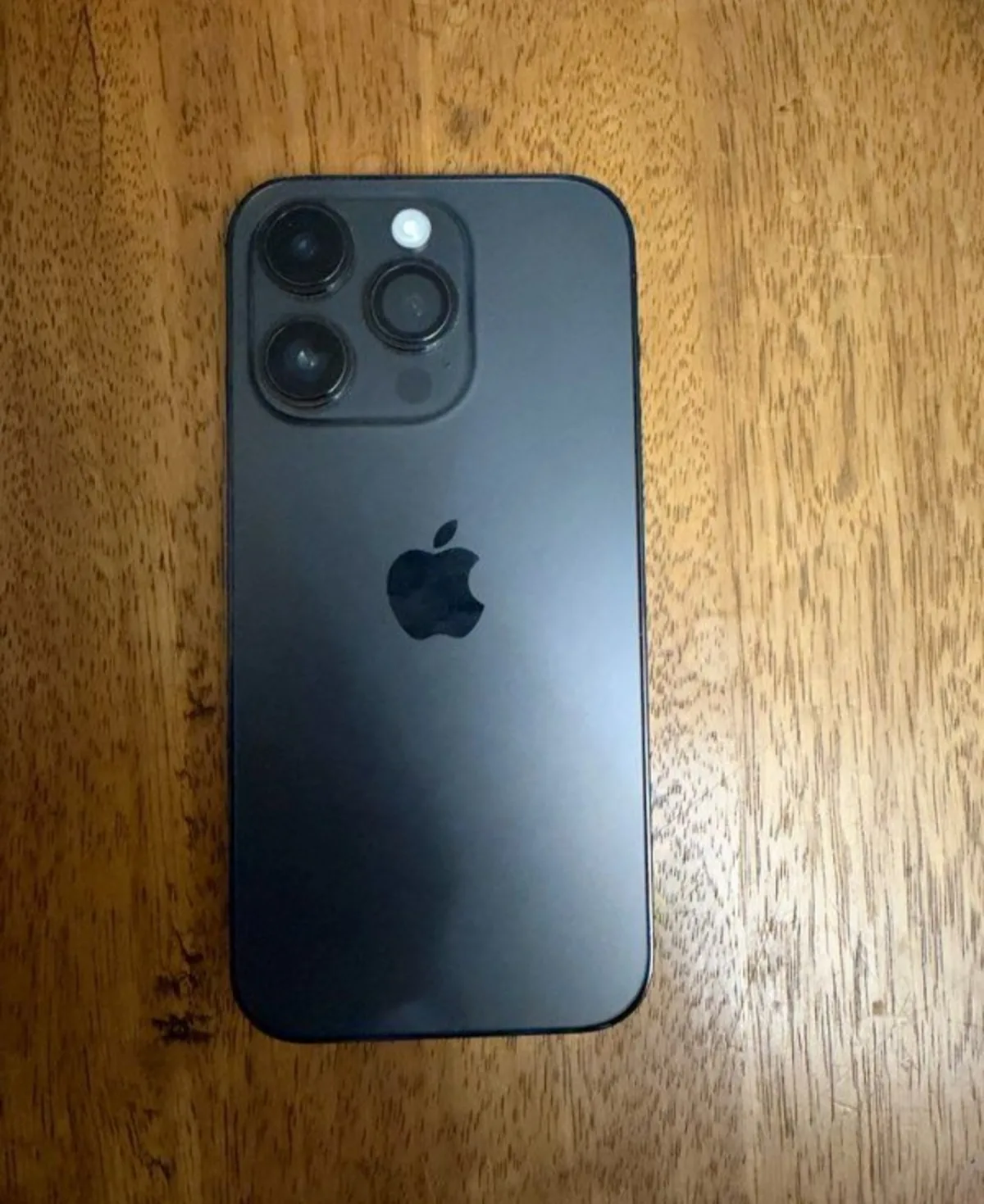 iPhone Pro sombre photographié de dos