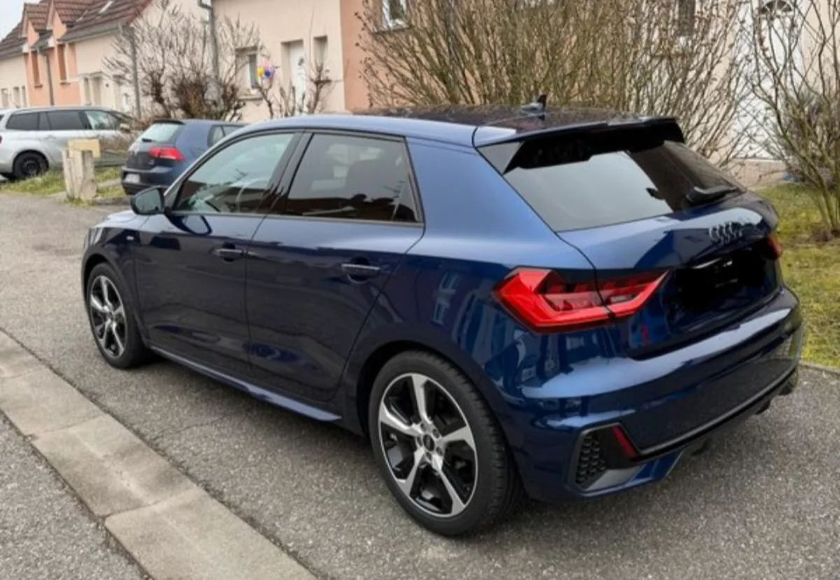 Audi A1 bleue, vue arrière trois quarts