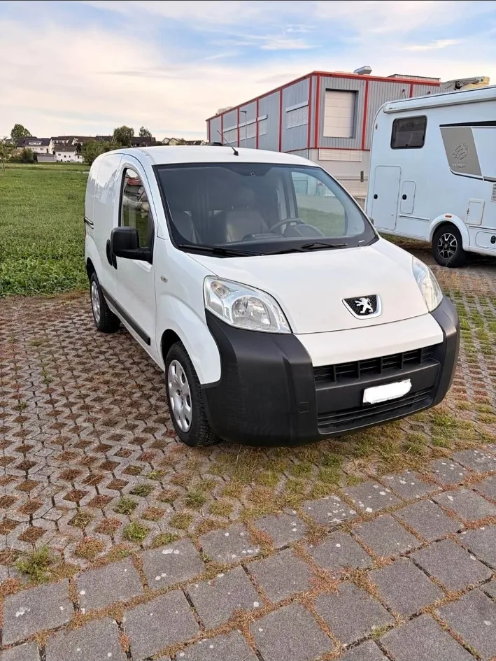 Peugeot Bipper blanc, petit véhicule utilitaire
