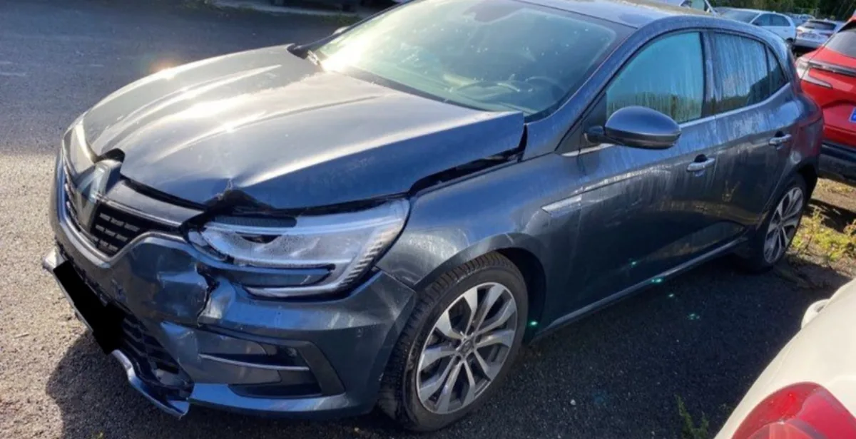 Renault Mégane grise avec dommages visibles à l’avant